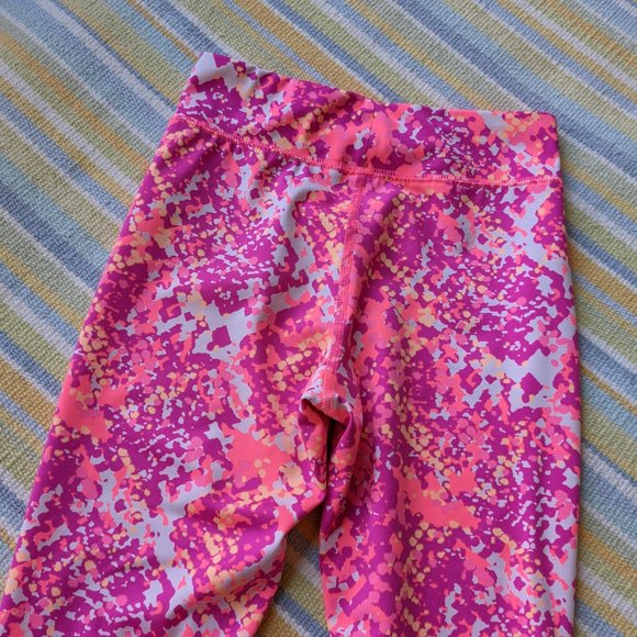 ⭐ Old Navy active pink print cropped pants large - Picture 5 of 8